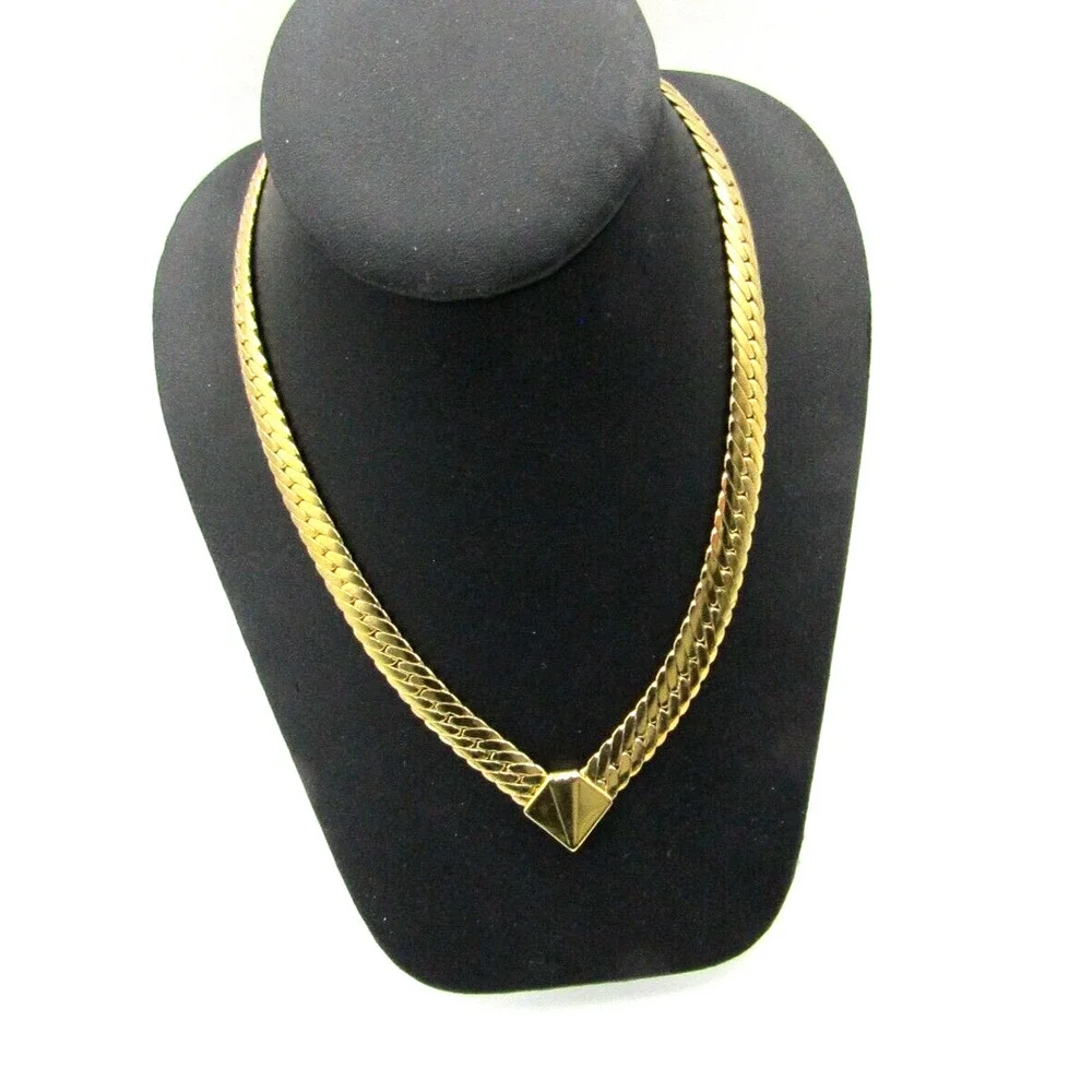 Unsigned Center V Design Flat Herringbone Gold Tone Chain Choker Necklace - Picture 4 of 4